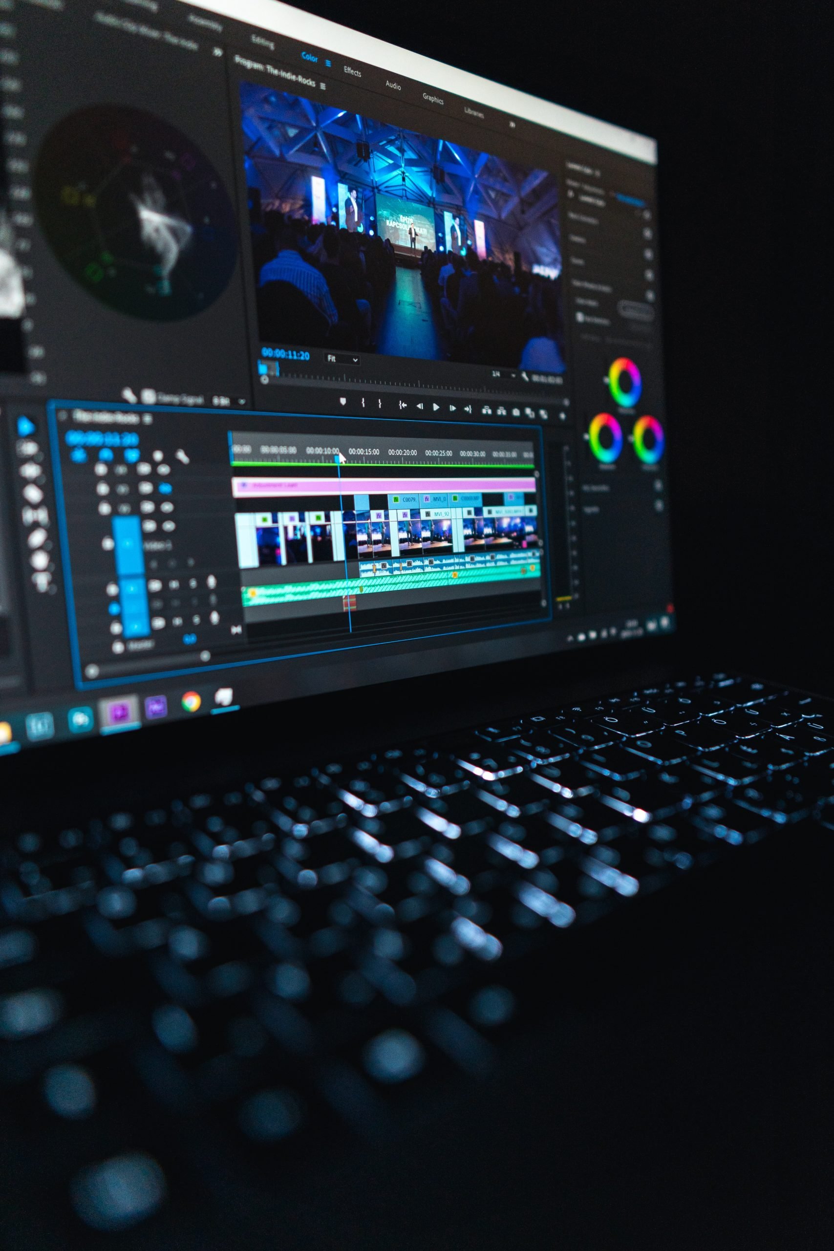Film och ljudspår redigeras i Premiere Pro på en laptop.